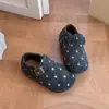 Zapatos Birkenstock de niña con lunares, nueva colección otoño/invierno 2026, zapatos infantiles de suela blanda con cierres de velcro, zapatos pequeños de cuero retro y versátiles para niños mayores