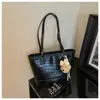 Bolso de mano de alta gama de gran capacidad, nuevo modelo 2026, simple, de hombro, para ir al trabajo, de moda, versátil, bolsa tote para estudiantes para mujer