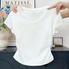 Camiseta Feminina de Verão H593 com Decote V em um Ombro Só, Tecido Fino Amassado, Cintura Marcada para Emagrecer, Top com Design Sexy, Mangas Curtas