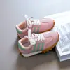 Zapatillas para niñas 2026 primavera y otoño nuevo modelo Zapatos de entrenamiento alemanes para niños Zapatos deportivos casuales transpirables para niños Zapatos de suela blanda Forrest Gump para niños