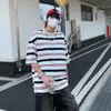 Camiseta Listrada Casual Versátil com Gola Redonda e Manga Curta para Homens 2025 Nova Tendência Americana de Verão Camiseta Solta de Meia Manga