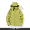 Chaquetas softshell de otoño e invierno con estampado de logo, diseñadas para equipos de ventas de empresas, como ropa de trabajo para actividades al aire libre, y disponibles en estilos unisex