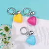 Nuevo llavero decorativo multicolor de resina con forma de corazón para llaves de coche, versátil y creativo.