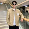 Marca de moda retro de alta gama para hombre, nueva colección de primavera y otoño, cárdigan casual de un solo botón con cuello de solapa y logotipo bordado, camisa de manga larga