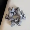 Elástico de Cabelo Cinza Pérola com Laço Torcido e Fita de Pérola, Faixa de Cabelo Elástica Versátil de Alta Moda para Rabos de Cavalo e Coques