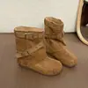Calças de bota da moda com forro de fleece para mulheres, apresentando um design de cinto retrô, novas botas com fivela de camurça e um visual quente e estiloso para o outono e inverno de 2026