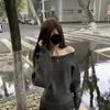 Suéter de punto de un solo hombro gris de alta gama estilo retro coreano relajado, top de punto holgado con hombro inclinado descubierto para mujer en otoño