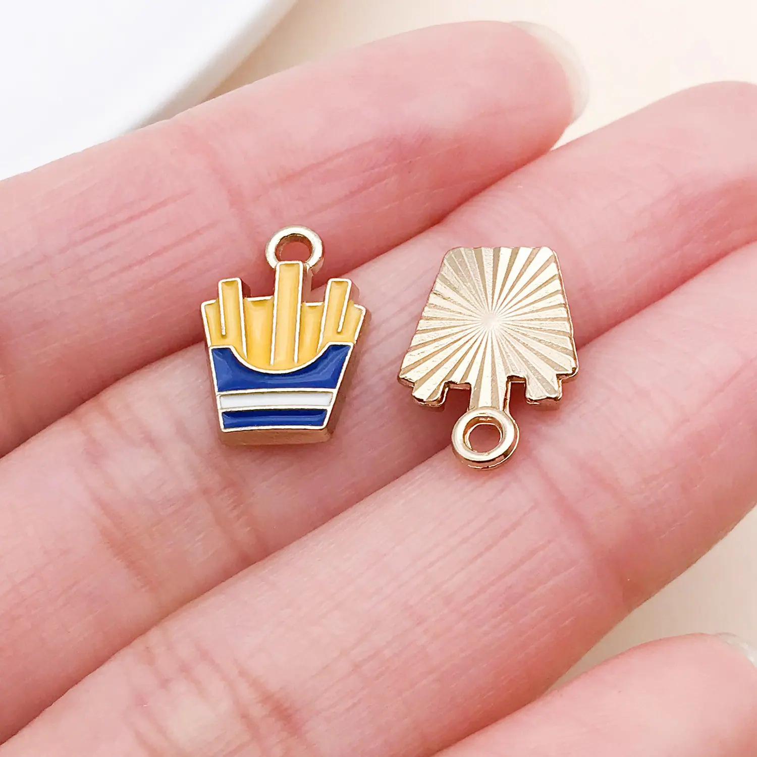 24674-XP-黄色滴油锌合金薯条14x10x2mm-0.