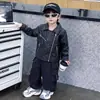 Chaqueta retro de cuero negro para niño, chaqueta de primavera y otoño, nuevo modelo 2026, popular este año, chaqueta elegante con cuello de solapa para niño