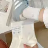 Calcetines azul claro con lazo para mujer, calcetines blancos lechosos de media pantorrilla para primavera y otoño, estilo japonés moderno, versátiles, dulces, calcetines deportivos para estudiantes