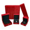 Caja de anillo cuadrada de franela roja con colgante de hebilla de oro de alta calidad, caja de juego grande, caja de joyería de alta calidad en stock
