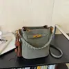 Bolso de Mano Tipo Cubo Súper Popular Color Café para Mujer Otoño e Invierno 2025 Nuevo Estilo de Lujo Ligero de Alta Gama Bolso Cruzado de Nicho para Viajes
