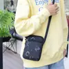 Bolsa para Teléfono Móvil 2025 Nueva Ligera Simple Bolso de Hombro Casual Versátil Estilo Coreano Bolso Cruzado Portátil Pequeño Cuadrado para Viajeros
