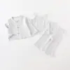 Conjunto floral de tres piezas estilo coreano para niños: cárdigan de canalé con bordes festoneados, pantalones acampanados florales, conjunto de tres piezas de ropa infantil suave y acogedor