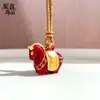 Tienda de Oro Mismo Estilo Collar Colgante de Esmalte Rojo Chapado en Oro "Riqueza Instantánea" con Pedrería, Caballo del Zodiaco, Regalo de Año de Nacimiento para Novia