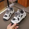Sapatos de menina 2026 nova coleção de outono: Tênis esportivos de sola macia para crianças, tênis de corrida respiráveis, estilo de treino alemão e os populares tênis estilo "Forrest Gump"