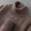 Suéter de punto de cuello alto para hombre, engrosado para otoño e invierno, nuevo estilo 2026, corte ajustado, capa interior cálida, tejido de punto de moda para hombre