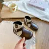 Botas de tornozelo retrô estilo floresta com fivelas de metal e zíperes laterais, nova moda coreana outono 2026 para meninas, com sola macia, coloridas em blocos e estilosas