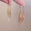 Pendientes Exagerados Largos de Borla Metálica Plateada Super Brillantes con un Toque de Alta Gama, Diseño de Nicho de Lujo Ligero, Pendientes Versátiles y Elegantes para Mujer