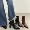 Botas femininas de couro estilo britânico, novo modelo de inverno 2025, cor sólida, botins simples de salto alto, bico fino, salto grosso, botas da moda, antiderrapante
