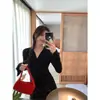 Novidades para o início do outono~ Suéter de tricô branco com gola V para mulheres, estilo fino, caimento justo, gola polo elegante, blusa de manga sino