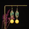 Pendientes de ámbar cinabrio con pintura de estilo retro con hoja de oro, pendientes de calcedonia Xiangyun con perla roja y Hanfu de gran sentido.