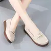 Sapatos femininos vazados respiráveis de primavera e verão, sapatos baixos slip-on leves de sola macia para mães, sapatos casuais versáteis de couro genuíno