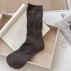 Calcetines para mujer estilo retro japonés con patrones sutiles, calcetines de media pantorrilla absorbentes de sudor y transpirables, calcetines holgados de color sólido versátiles de estilo artístico para otoño