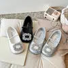 Elegantes sapatinhos de couro estilo coreano para meninas, novo modelo primavera e outono 2026, mocassins estilosos sem cadarço com strass para crianças mais velhas