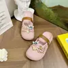 Nuevas sandalias de dedo caladas con diseño de mariposa azul para mujer, una opción de calzado de verano ligera y elegante, con suela antideslizante
