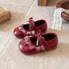 Sapatos de Princesa Fechados com Laço para Meninas 2026 Primavera/Verão Novos Sapatos Mary Jane de Couro Macio com Renda para Crianças Tendência