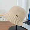 Chapéu de Balde Quente de Outono e Inverno para Mulheres com Aba Larga, Listras na Frente e Atrás, Logo de Metal, Chapéu de Pescador Simples e Versátil com Aba Grande