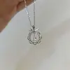 Novo Colar Guirlanda de Flores Borboleta para Mulheres, Corrente para Clavícula com uma Vibe Doce e Fofa de Menina, Design de Nicho com uma Elegância Levemente Luxuosa e Cool