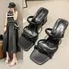 Sandalias de verano para mujer, nuevo estilo 2026, modernas y versátiles, con tacones gruesos, una estética de cuento de hadas y un diseño retro francés