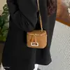 Bolsa de ombro mini tipo balde inclinada para o dia a dia de mulheres, nova bolsa baú com estampa de leopardo e alça de corrente 2026, padrão losango em camurça