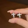 Pendientes Minimalistas de Diamantes Brillantes con un Toque de Moda y Sofisticación, Únicos y Frescos, Brazaletes de Oreja Versátiles con Forma de Cruz Simple