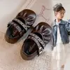 Sapatos de couro com sola macia para meninas, nova coleção de outono 2026, sapatos infantis, sapatos de princesa estilosos e bonitos para meninas pequenas, adequados para apresentações