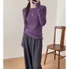 Top básico de punto verde menta con cuello redondo, una capa interior ajustada que realza la figura, versátil y hecho de lana elástica