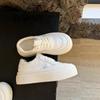 Sapatos Brancos de Sola Grossa e Bico Largo para Mulheres 2025 Novos Sapatos Femininos de Primavera e Verão Celebridade da Internet Versátil Popular Tênis Esportivos Casuais