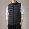 26 Nueva chaleco de algodón con cuello alto de otoño e invierno para hombre, chaqueta de algodón sin mangas gruesa y cálida, prenda exterior holgada y versátil para hombres jóvenes