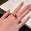 Anillo Cruzado de Fila de Rubíes y Diamantes Estilo Little Red Book Anillo Huevo Cuadriculado Ovalado de Lujo Accesible para Mujer Gama Alta