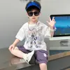 Conjunto de Verão para Meninos 2026 Novo Estiloso e Fashion Roupas de Verão para Bebês Conjunto de Duas Peças de Manga Curta para Crianças Tendência