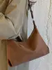 Yue Zi 2026 Otoño Temprano Nuevo Bolso Retro Bajo el Brazo Bolso de Mujer Moda Remache Bolso de Hombro Único Bolso Cruzado Casual de Gran Capacidad