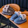 Novas pantufas de algodão para outono e inverno, para meninos e meninas, com sola grossa que dá a sensação de estar pisando em cocô, antiderrapantes, para uso interno, com fleece adicionado para aquecimento no inverno