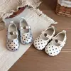 Nueva colección de primavera y otoño de zapatos de princesa de lunares para niñas, modernos y versátiles, con diseño de hebilla cuadrada, suela suave y material de cuero antideslizante, perfectos para el uso casual de los niños.