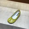 Zapatos para Mujer con Aumento Oculto de Altura y Diseño de Dedos Divididos, Nuevos Zapatos de Primavera 2026 de Nicho Estilo Pezuña de Caballo para Pulgar, Planos Plateados Estilo Pie de Cerdo
