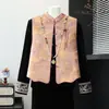 Novo colete de outono estilo chinês para mães, apresentando um design tradicional chinês, adequado para mulheres de meia-idade e idosas, com fechamento de botões moderno e padrão jacquard