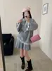 Traje de punto de estilo suave 2026 otoño e invierno nuevo modelo conjunto de dos piezas de suéter con encaje de lazo y falda corta para mujer