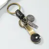 Popular llavero de metal retro con forma de cuchara y cordón de cuero, llavero creativo y personalizado, pequeño regalo para parejas
