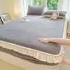 2026 Nova Classe A 200g Espessado Leite Fleece Renda Lençol de Elástico Estilo Coreano Estampado Acolchoado Roupa de Cama Protetor de Colchão